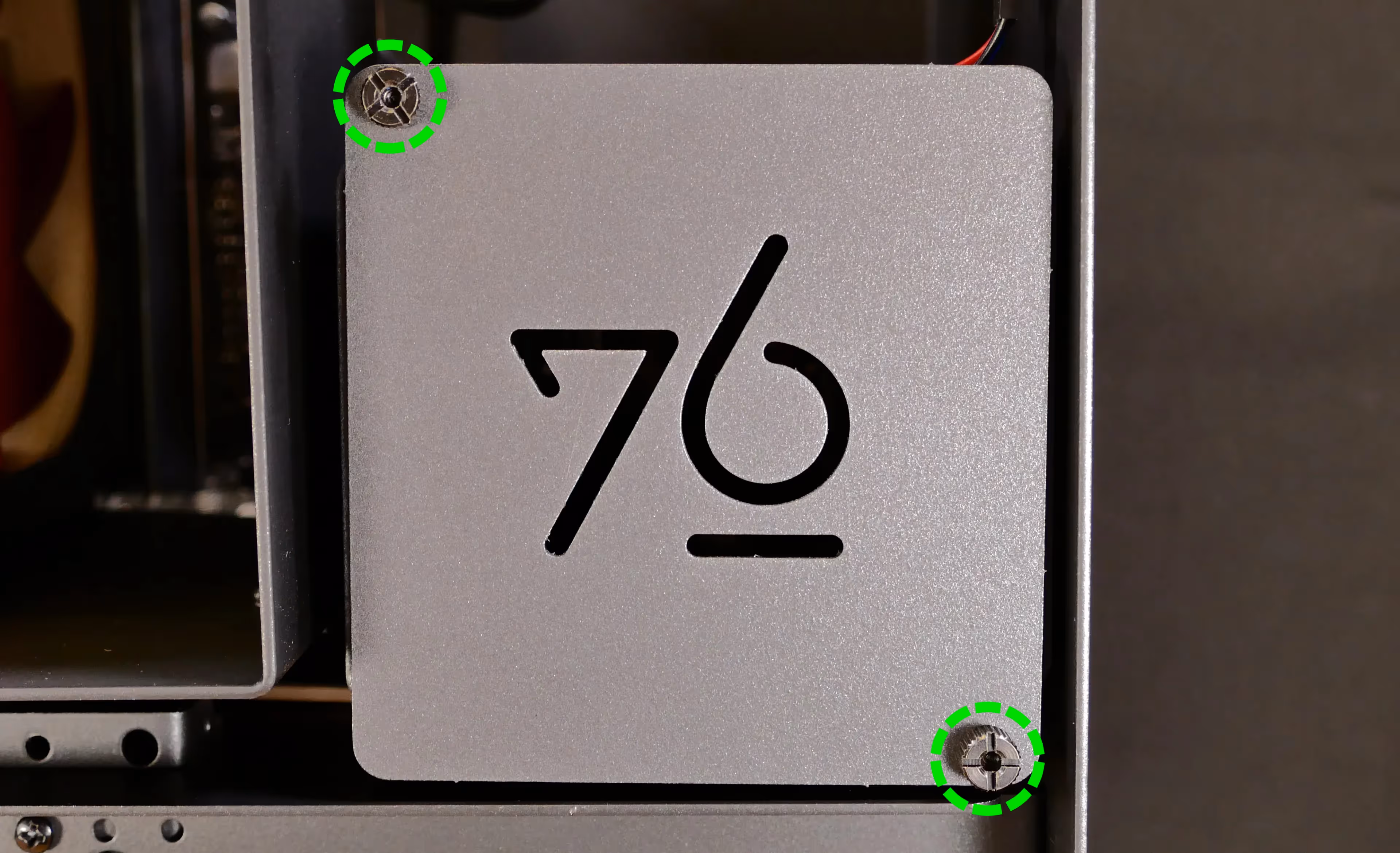 2.5" drive cover and 2.5" drive screws