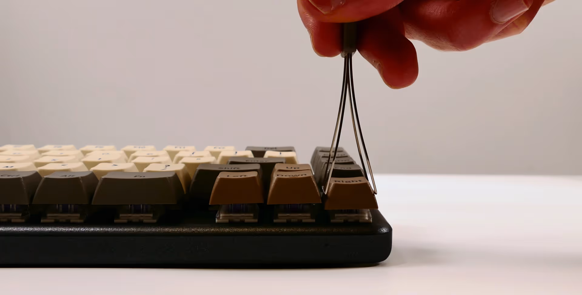 Inserting the keycap puller