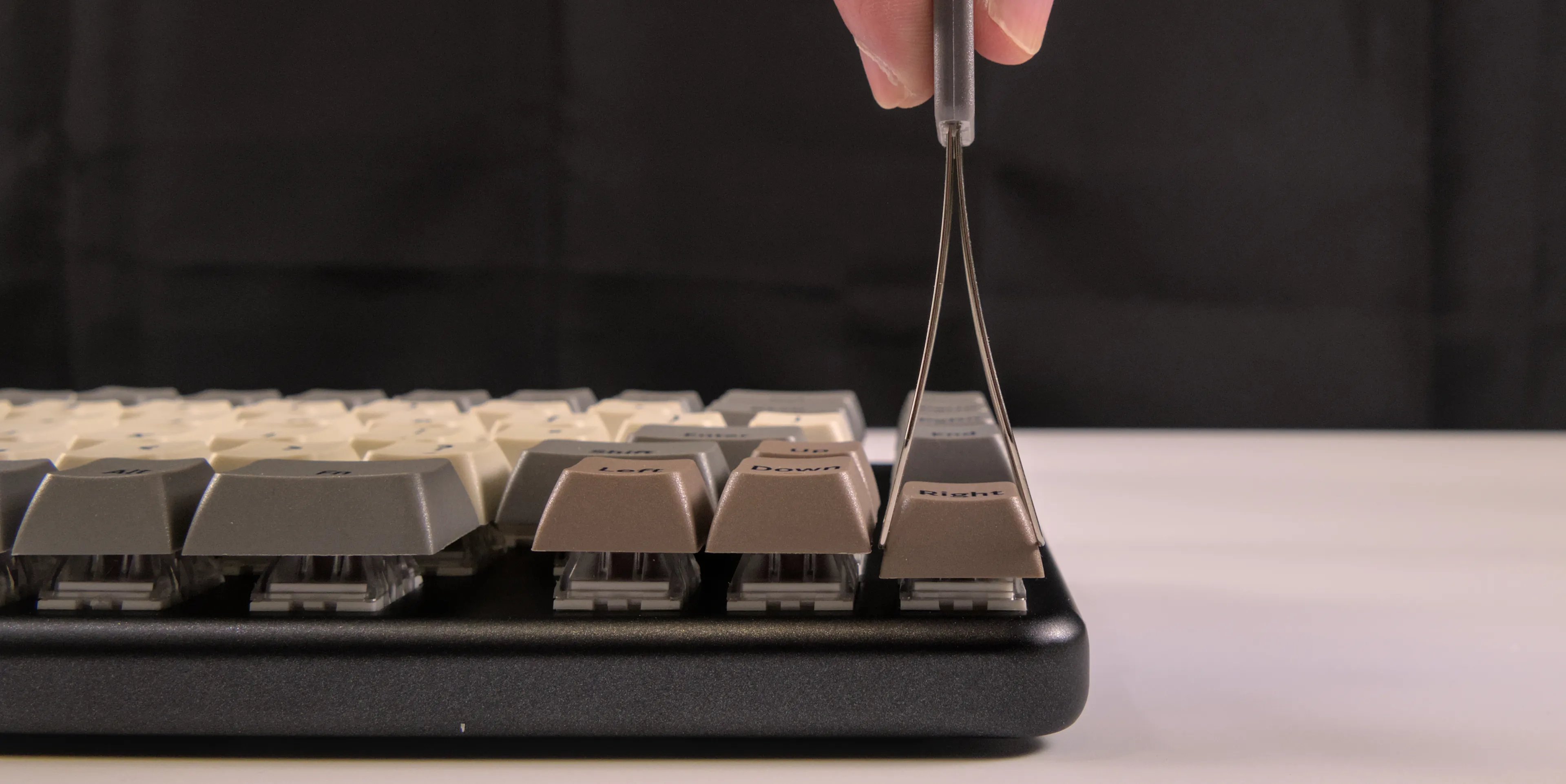 Inserting the keycap puller