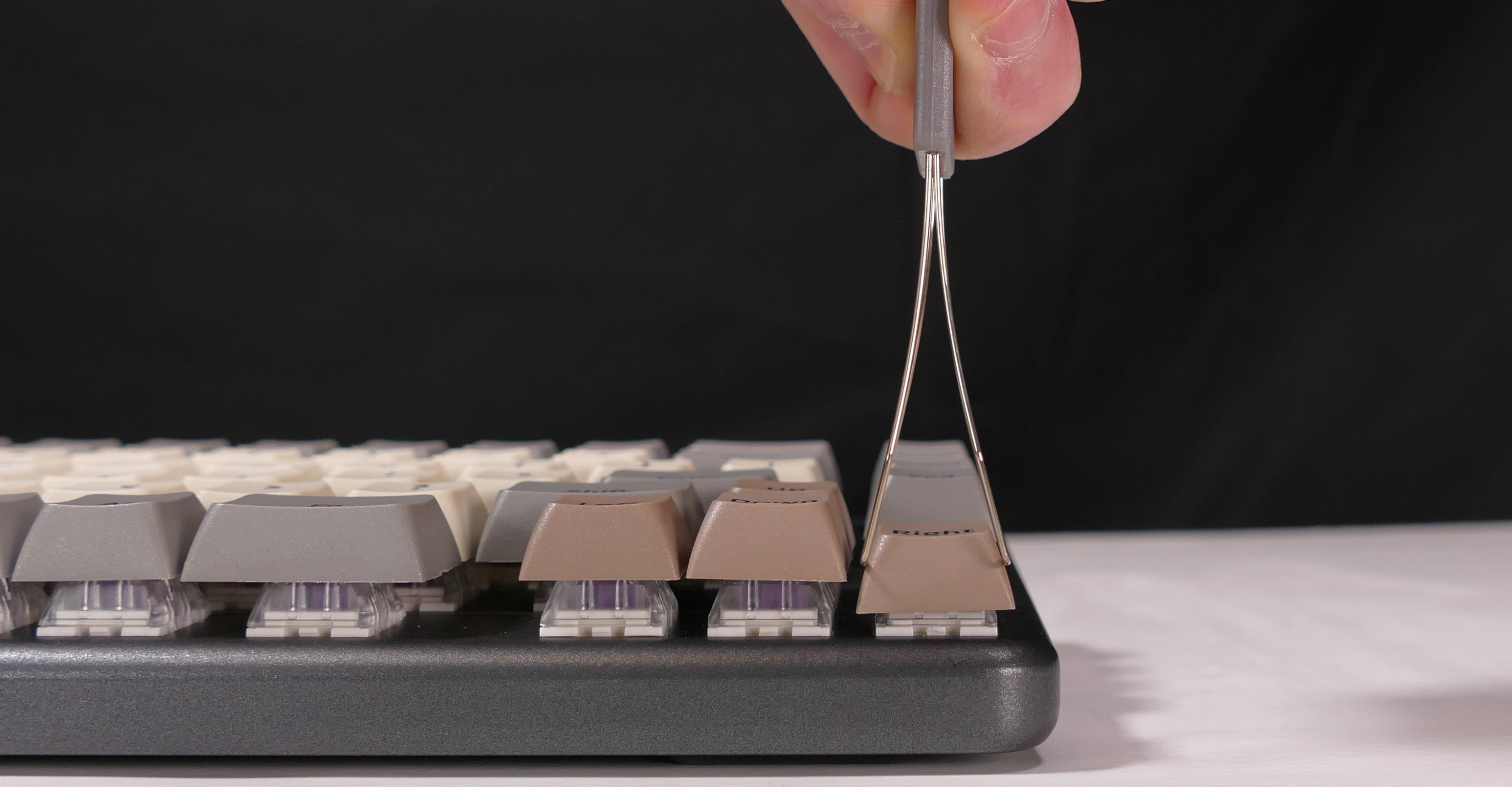 Inserting the keycap puller