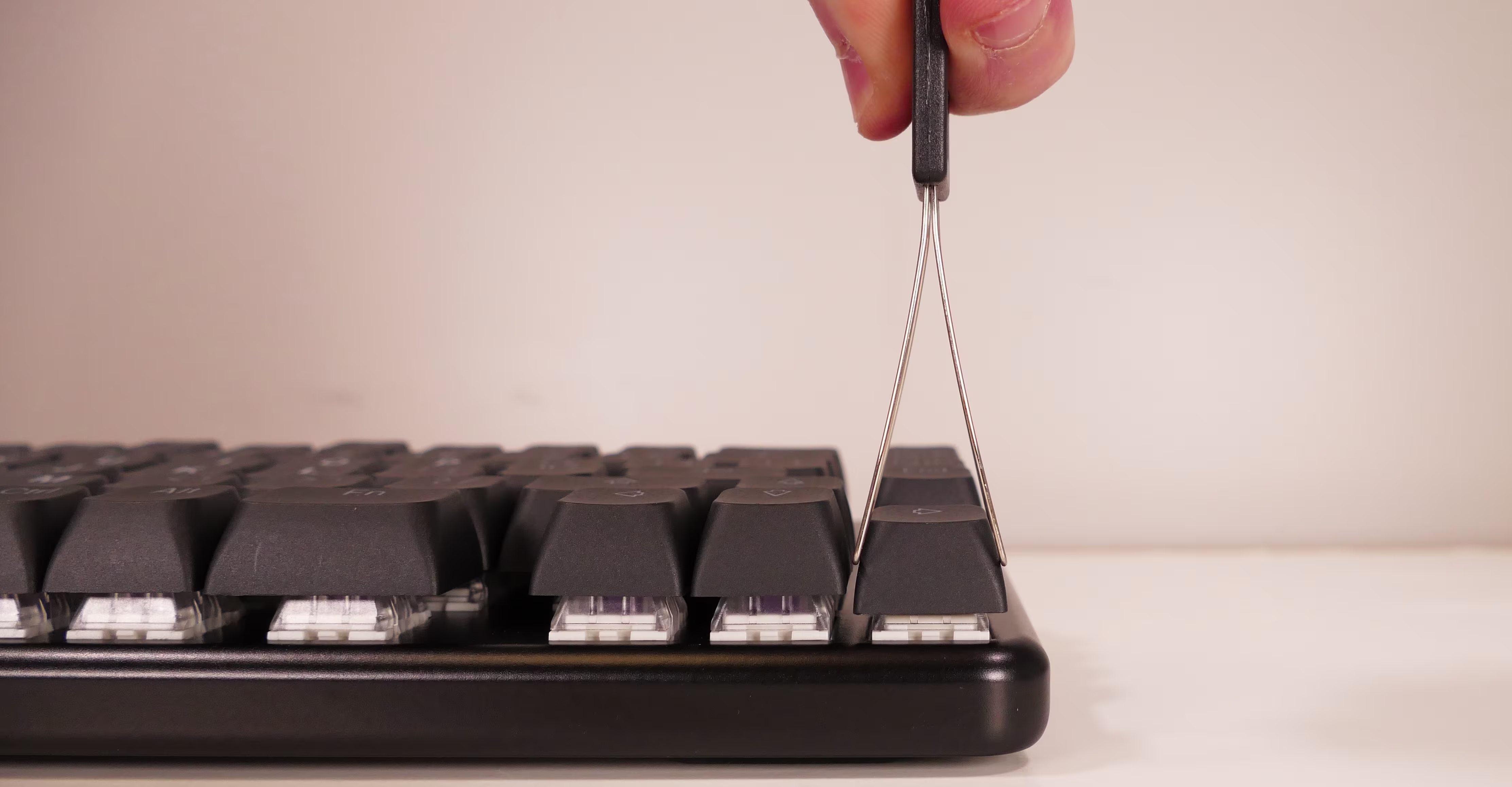 Inserting the keycap puller