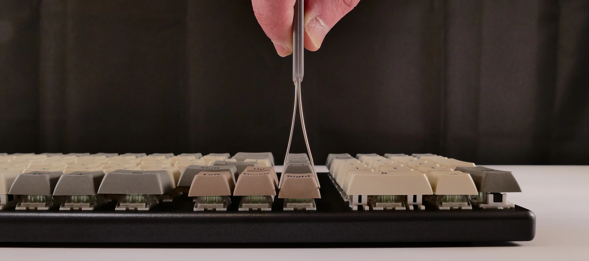 Inserting the keycap puller