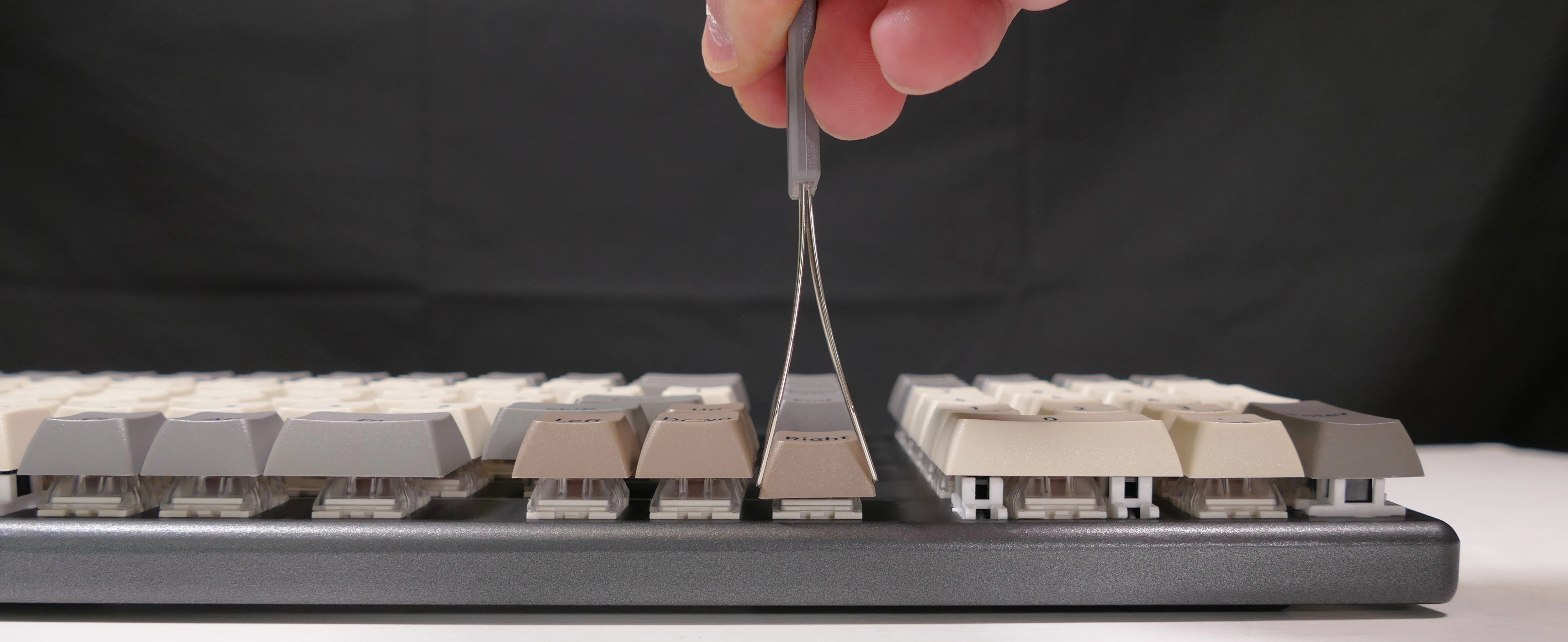 Inserting the keycap puller