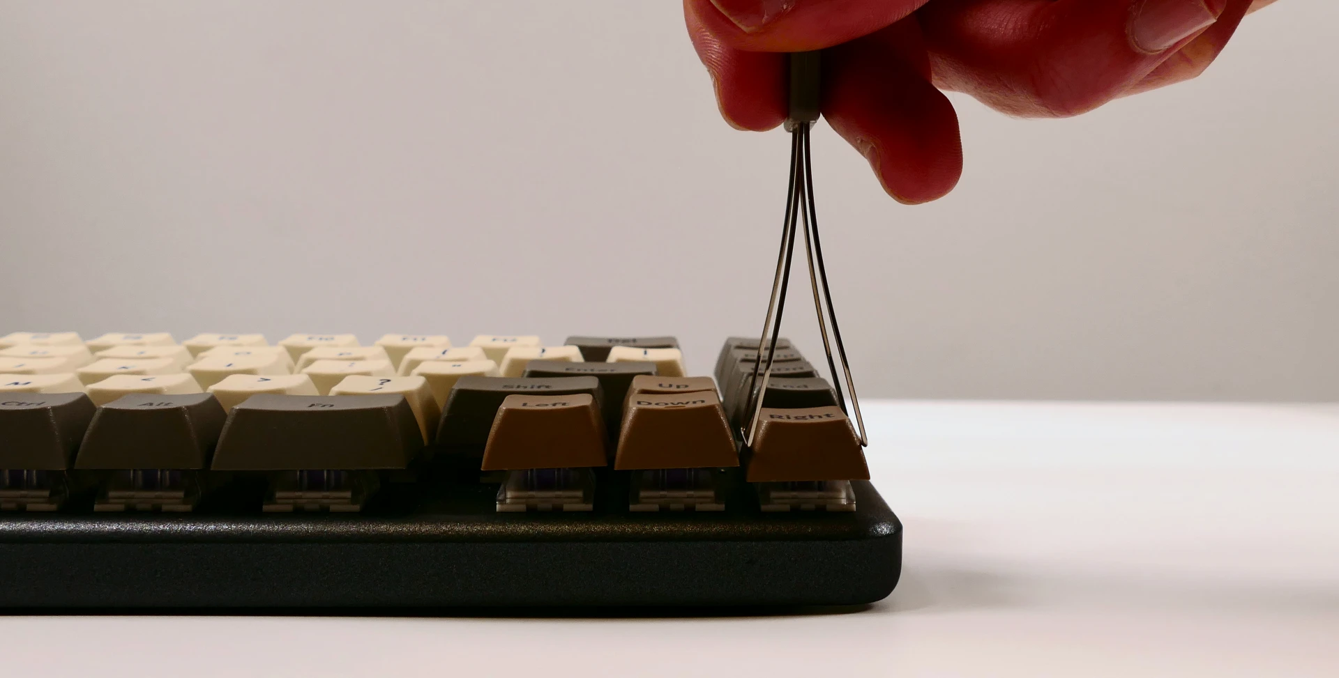 Inserting the keycap puller