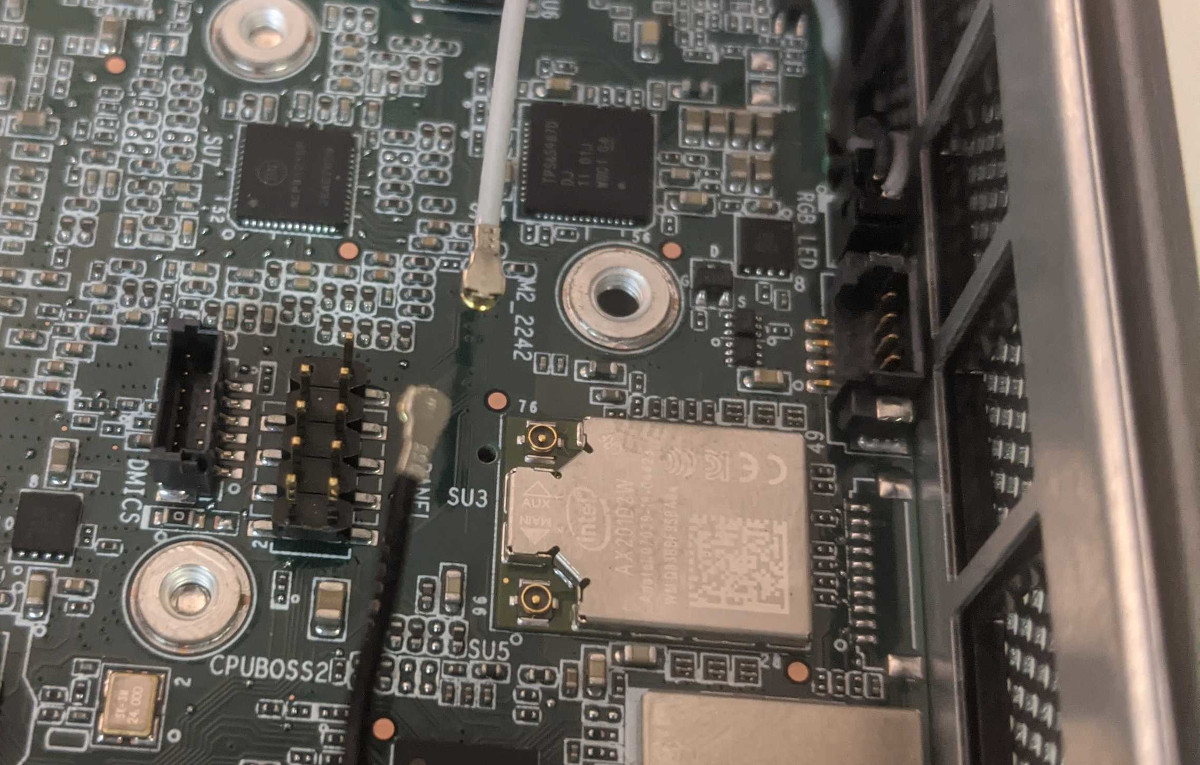 Wireless antenna connectors