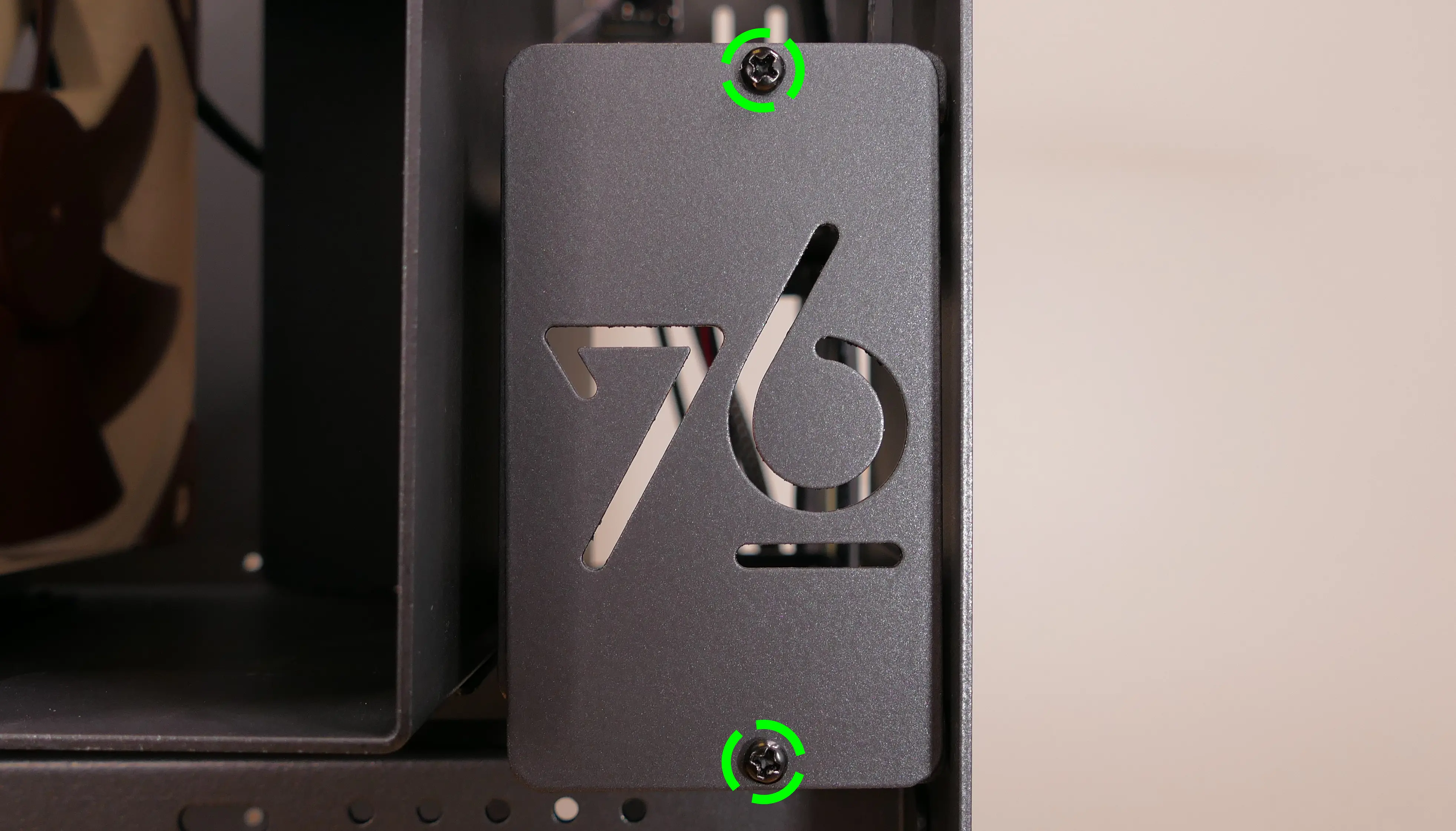 2.5“ SATA drive cage cover