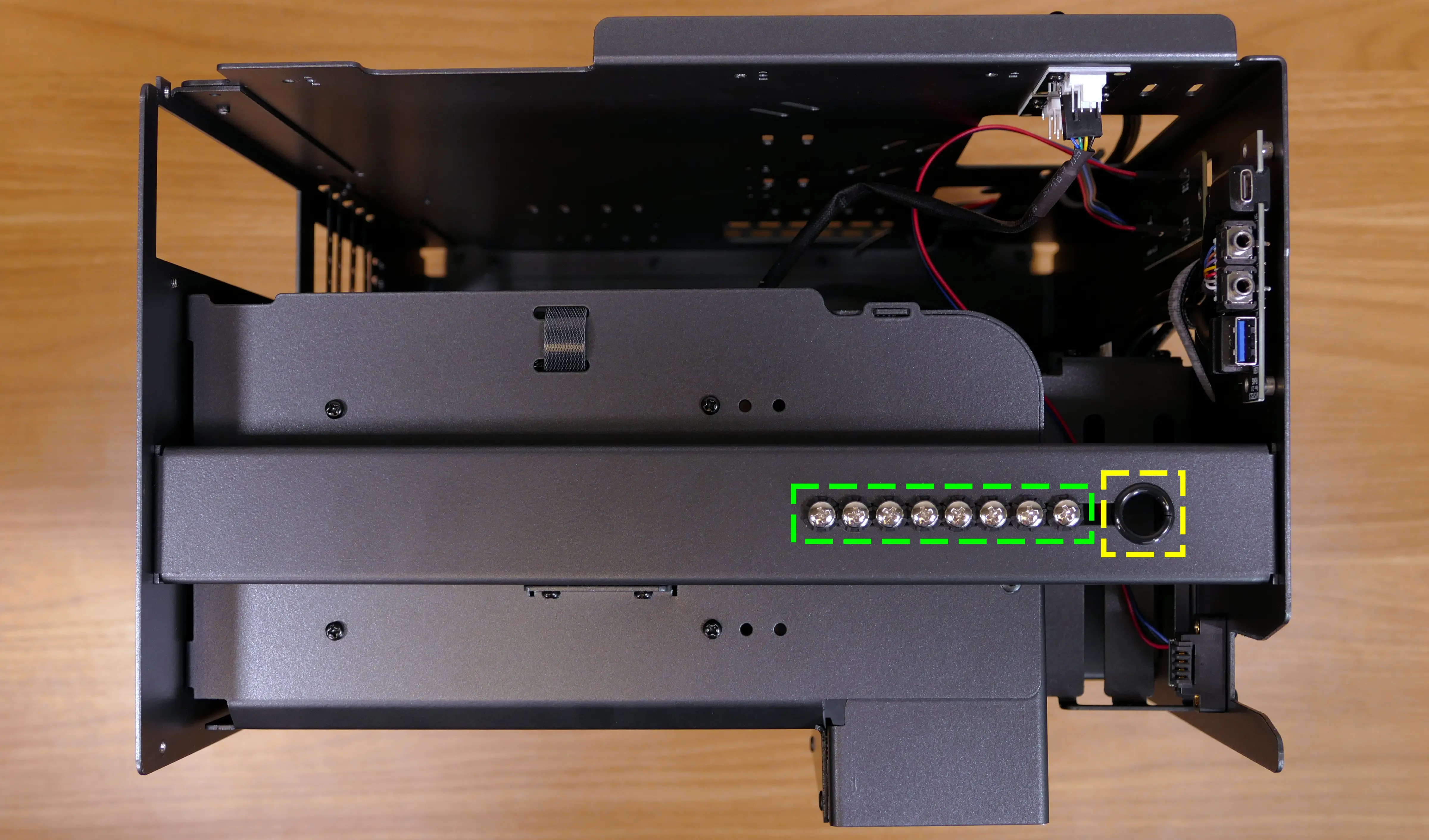 2.5“ SATA drive screws on top crossbar