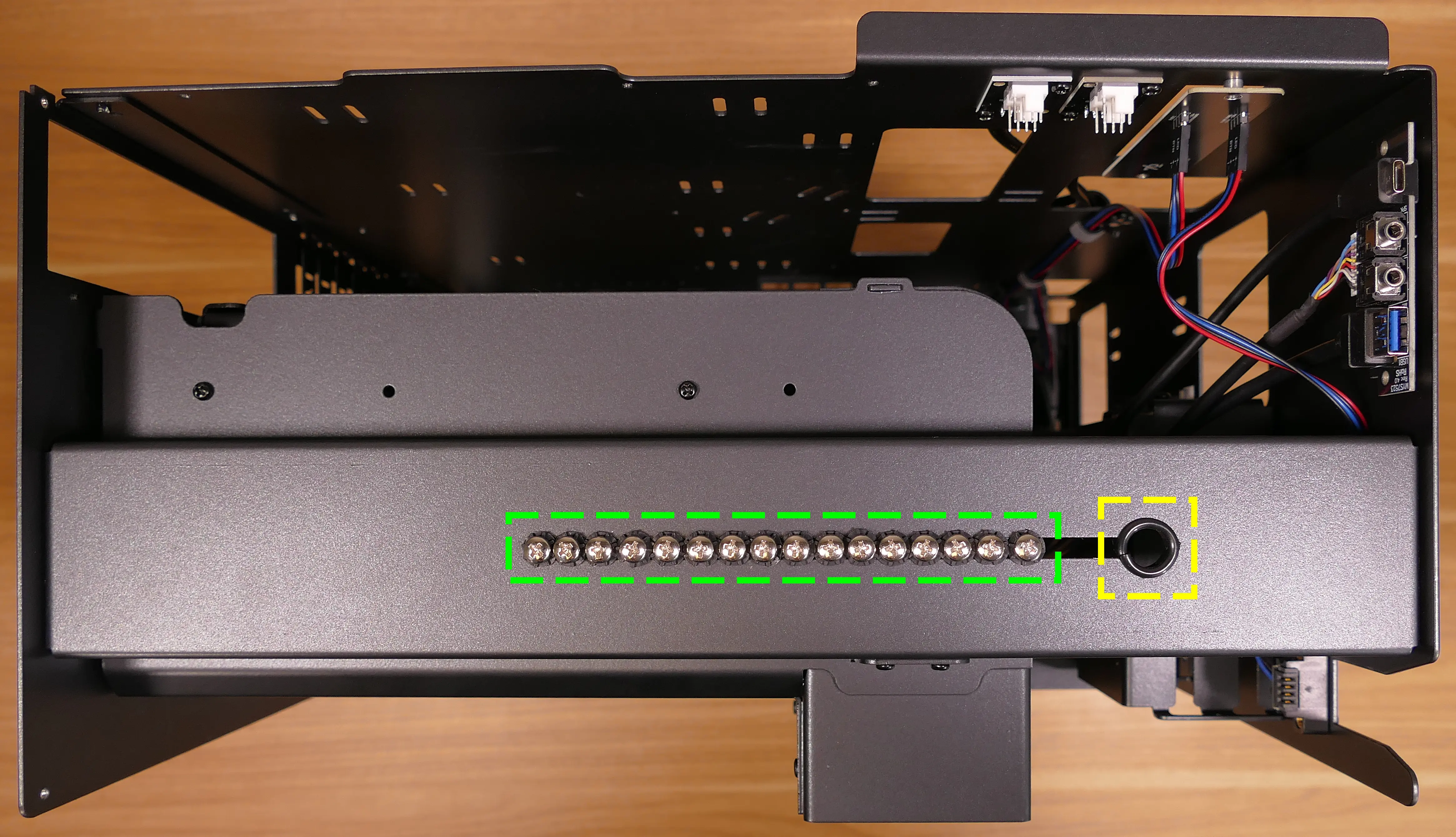 2.5“ SATA drive screws on top crossbar