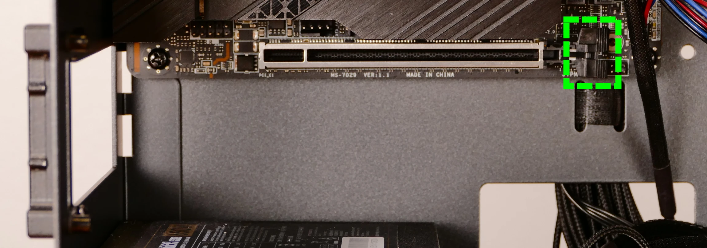 PCIe slot & latch