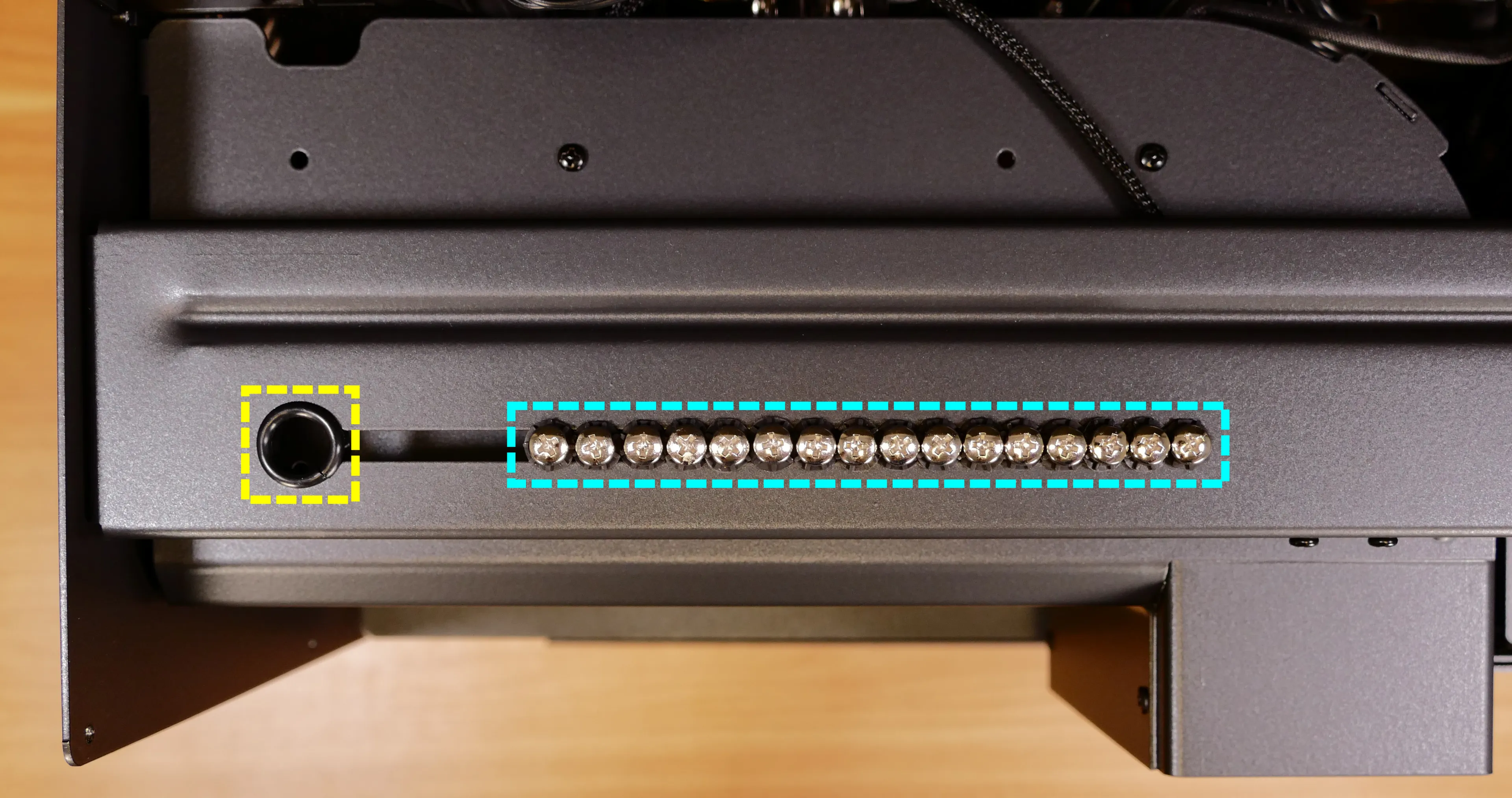 2.5“ drive cover and 2.5“ drive screws