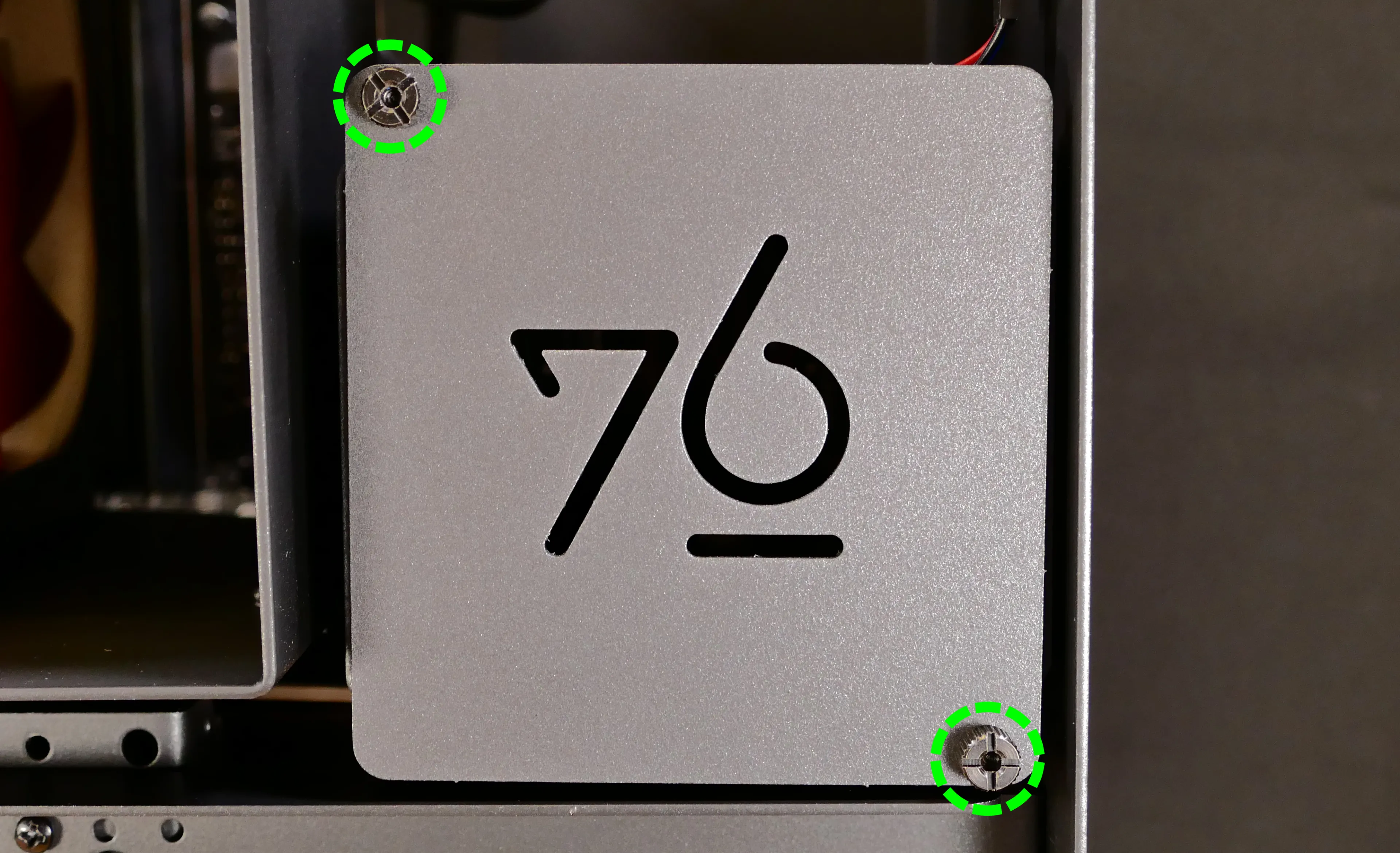 2.5“ drive cover and 2.5“ drive screws