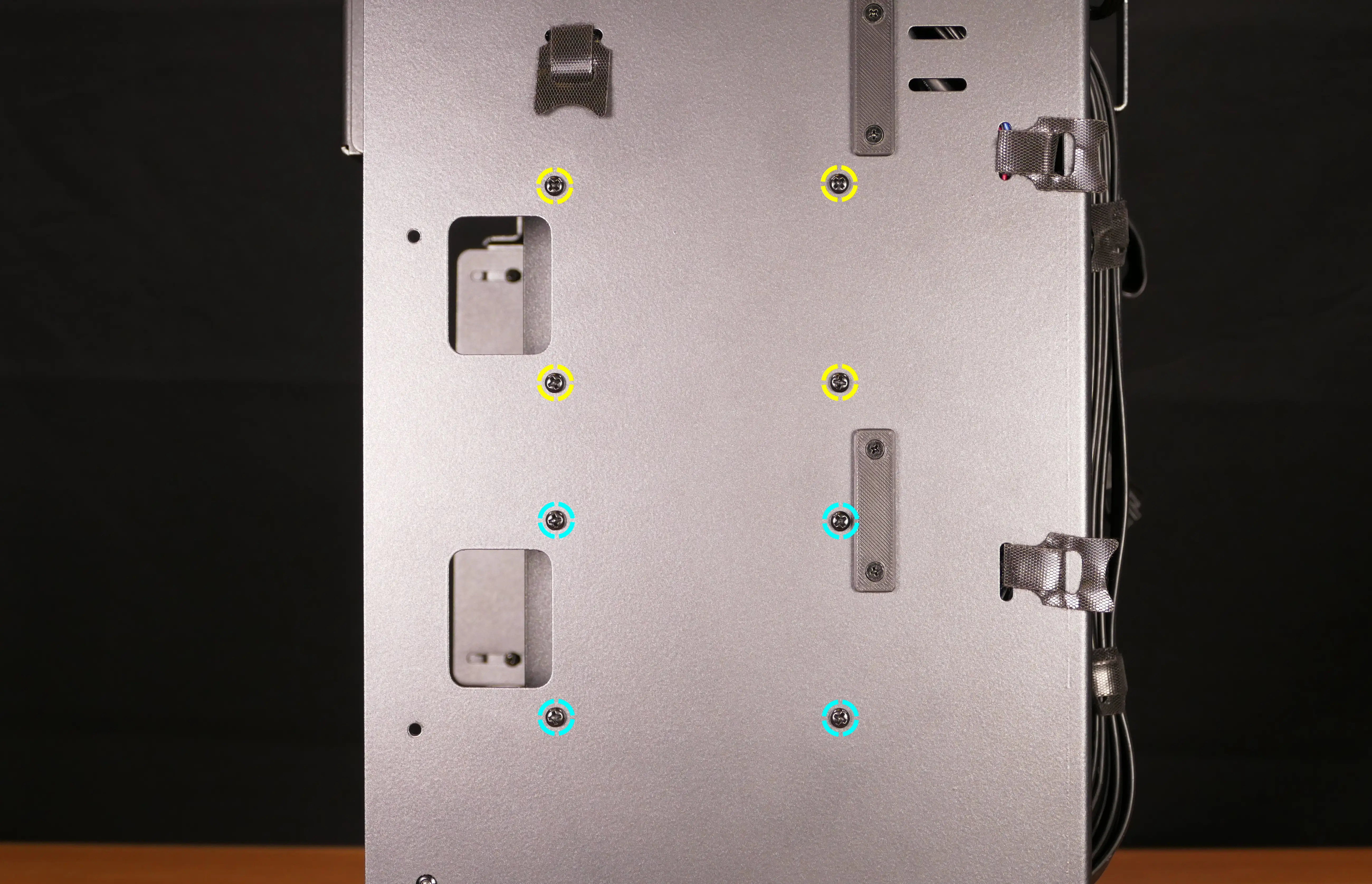 2.5“ drive cage cabling & screws