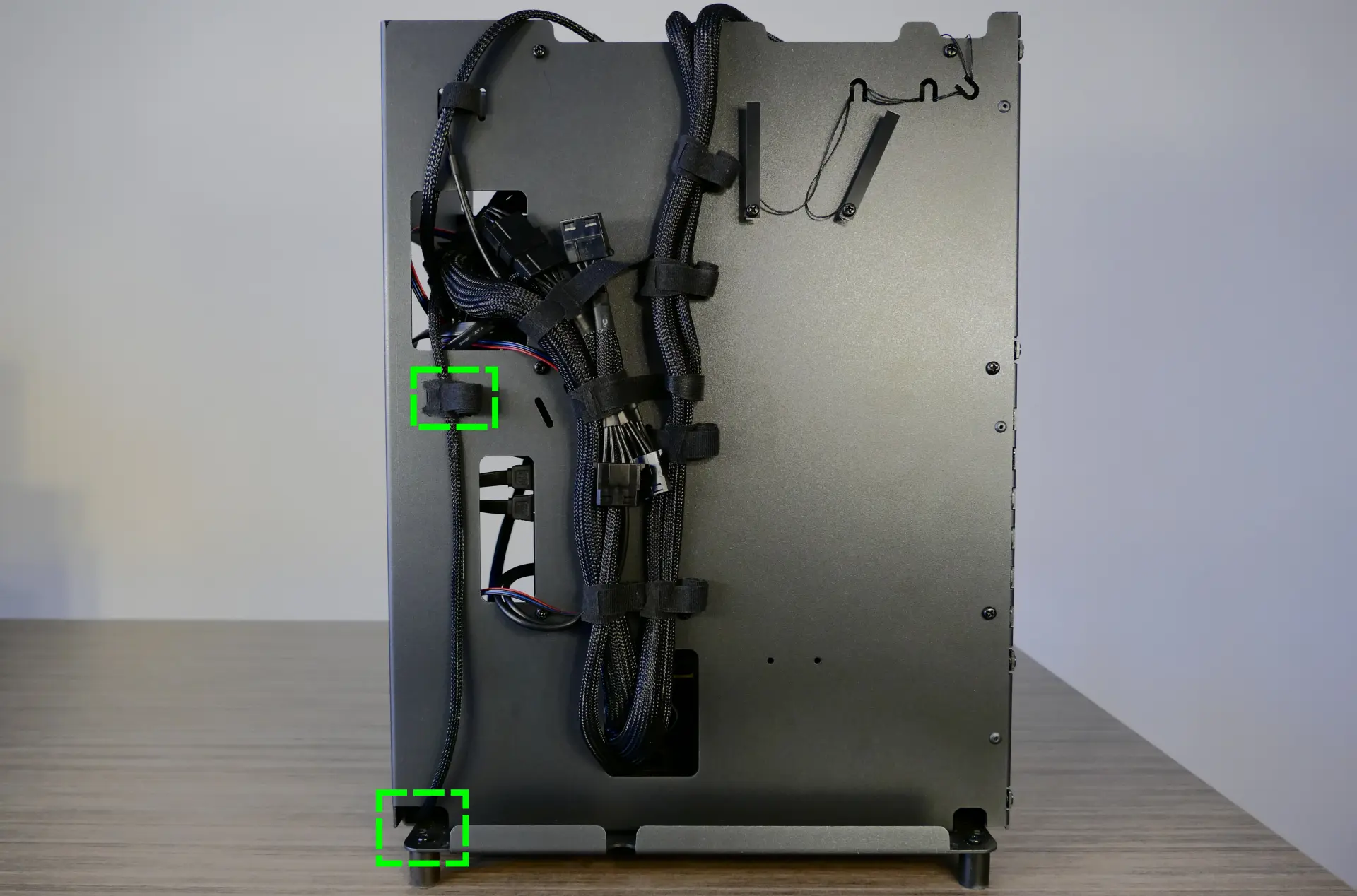 Bottom case fan cable management