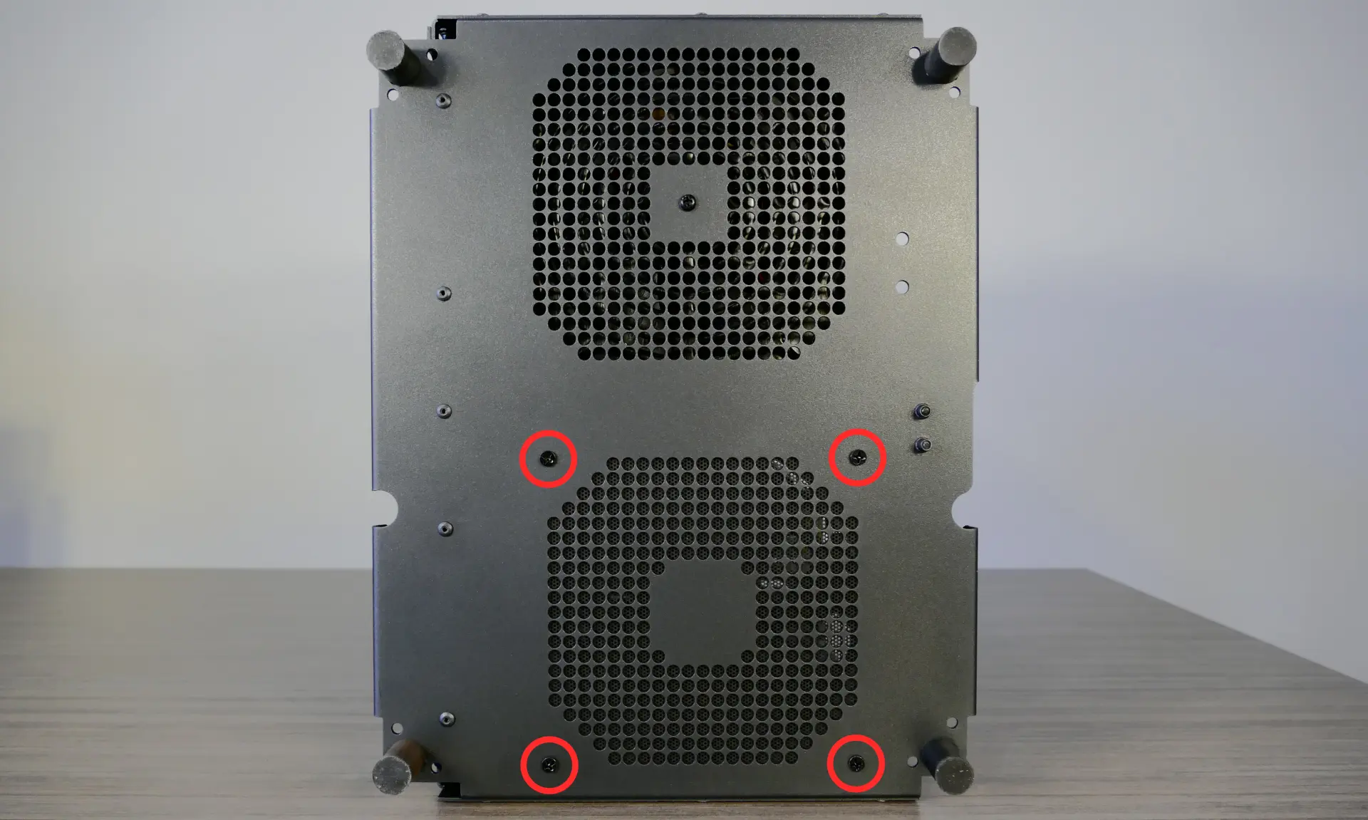 Bottom case fan screws