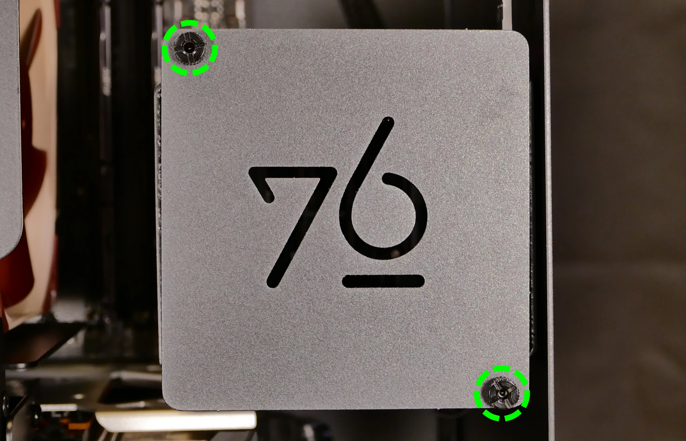 2.5“ drive cover and 2.5“ drive screws