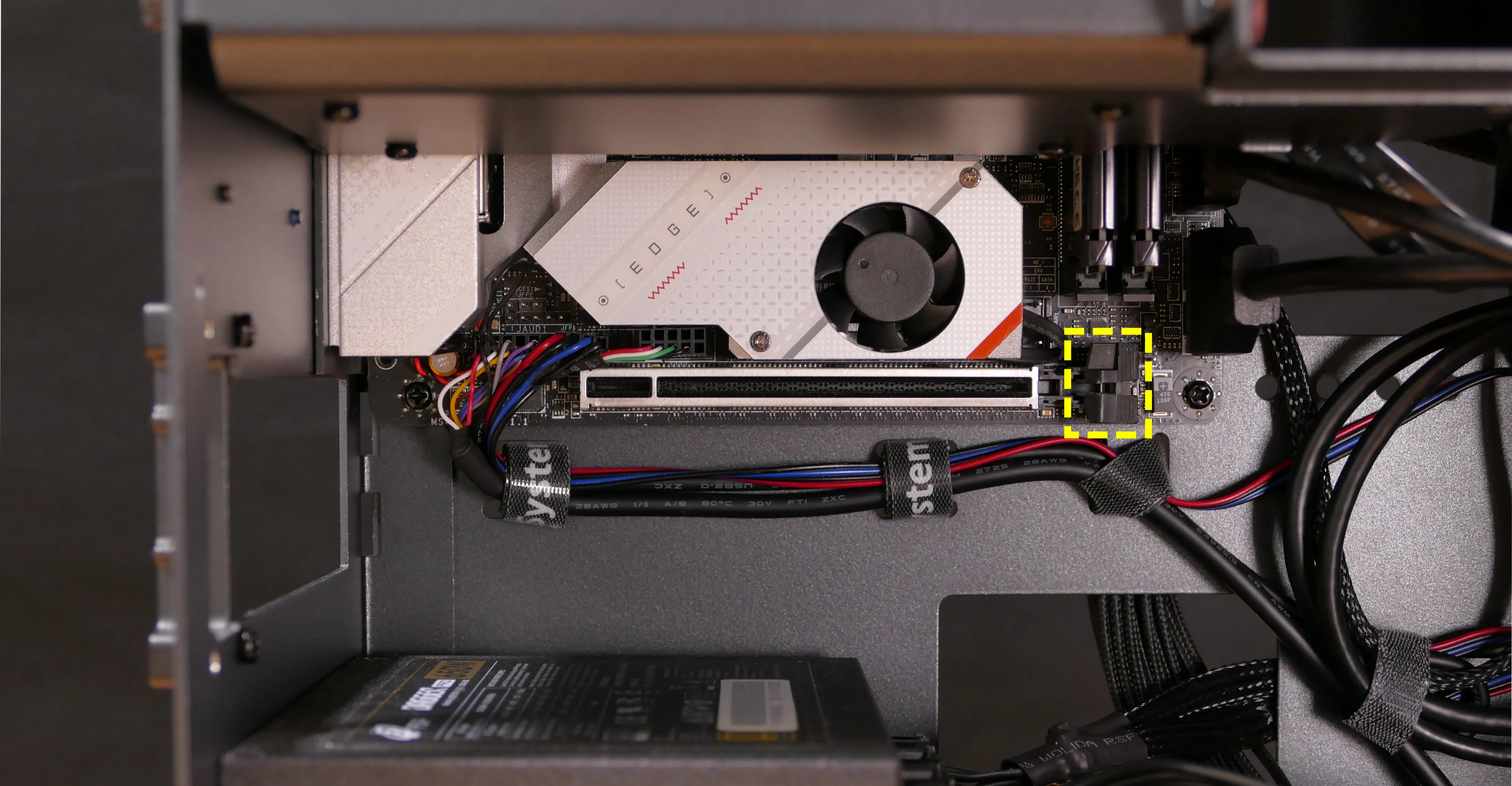 PCIe slot & latch